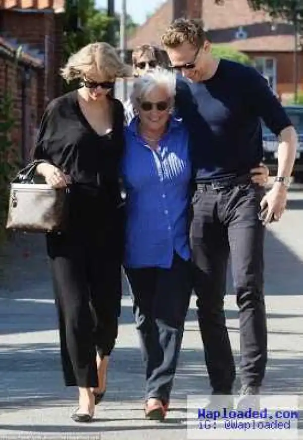 Taylor Swift meets the mother of her new beau Tom Hiddleston (photos)